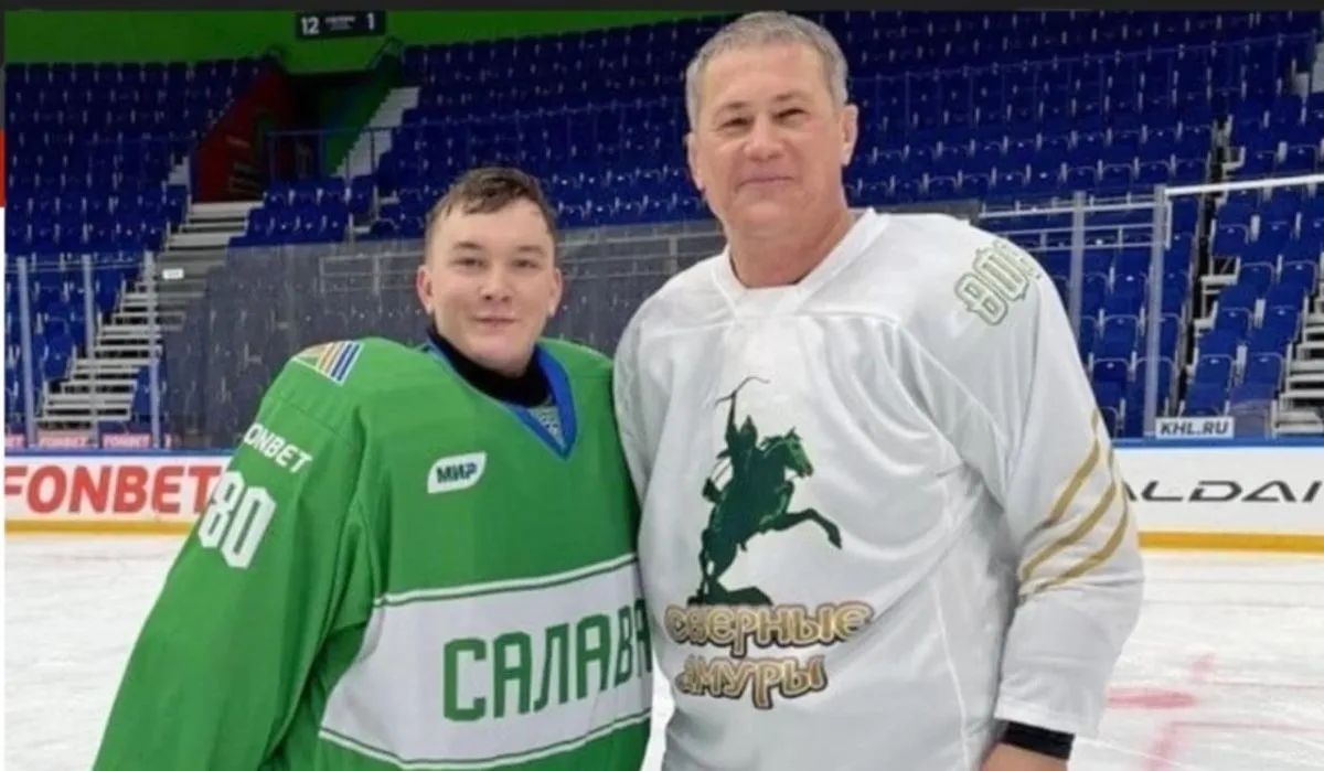 Глава Башкирии сыграл в хоккей с лишившимся руки ветераном СВО