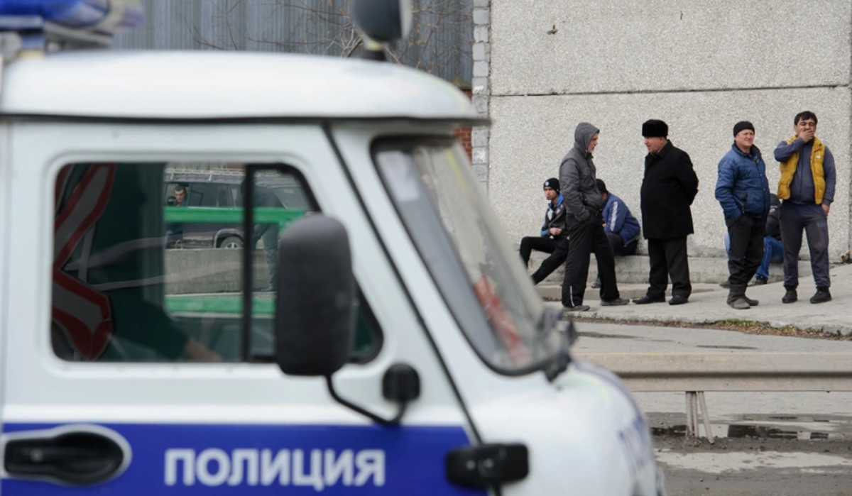 В Екатеринбурге толпа мигрантов повредила дверь отделения МВД