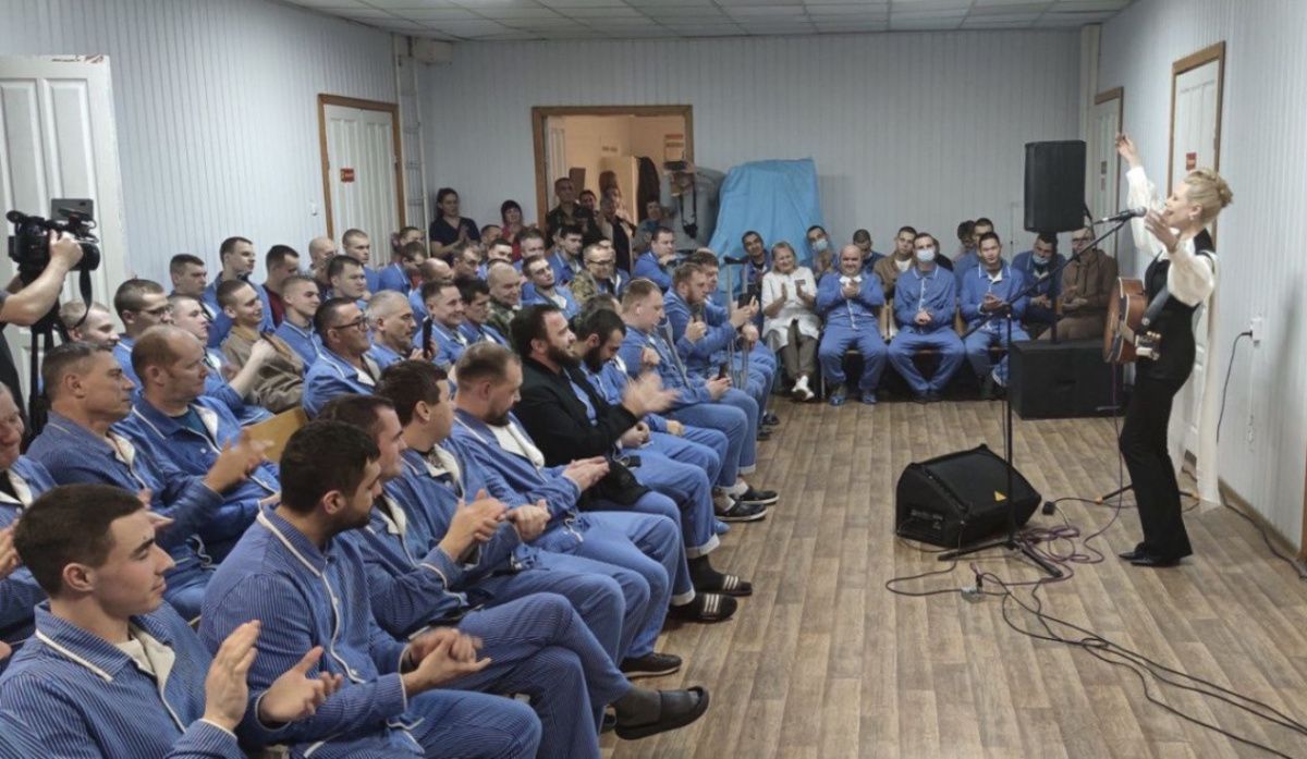 Юта выступила перед ранеными бойцами в Екатеринбурге