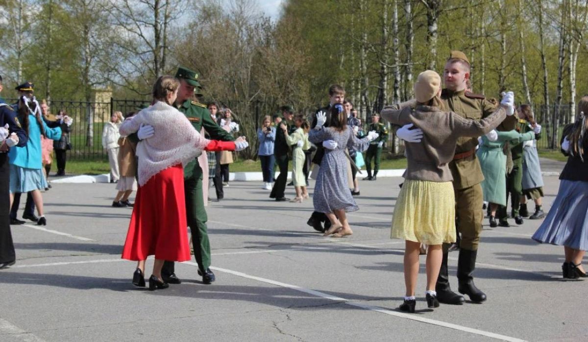 Петербургские активисты помогли организовать «Бал Победы»