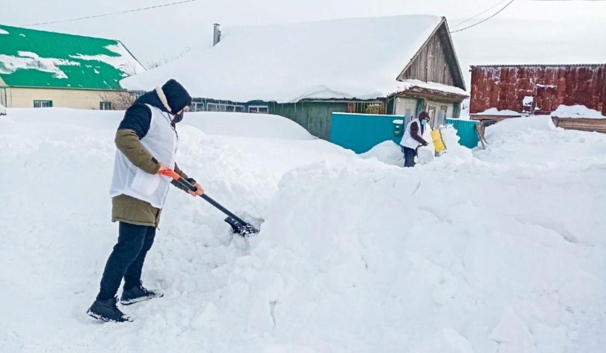 Молодогвардейцы Бижбулякского района помогают в уборке снега