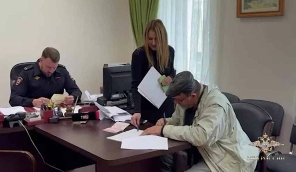 Россия выдала паспорт пенсионеру, выдворенному из Латвии, всего за полчаса