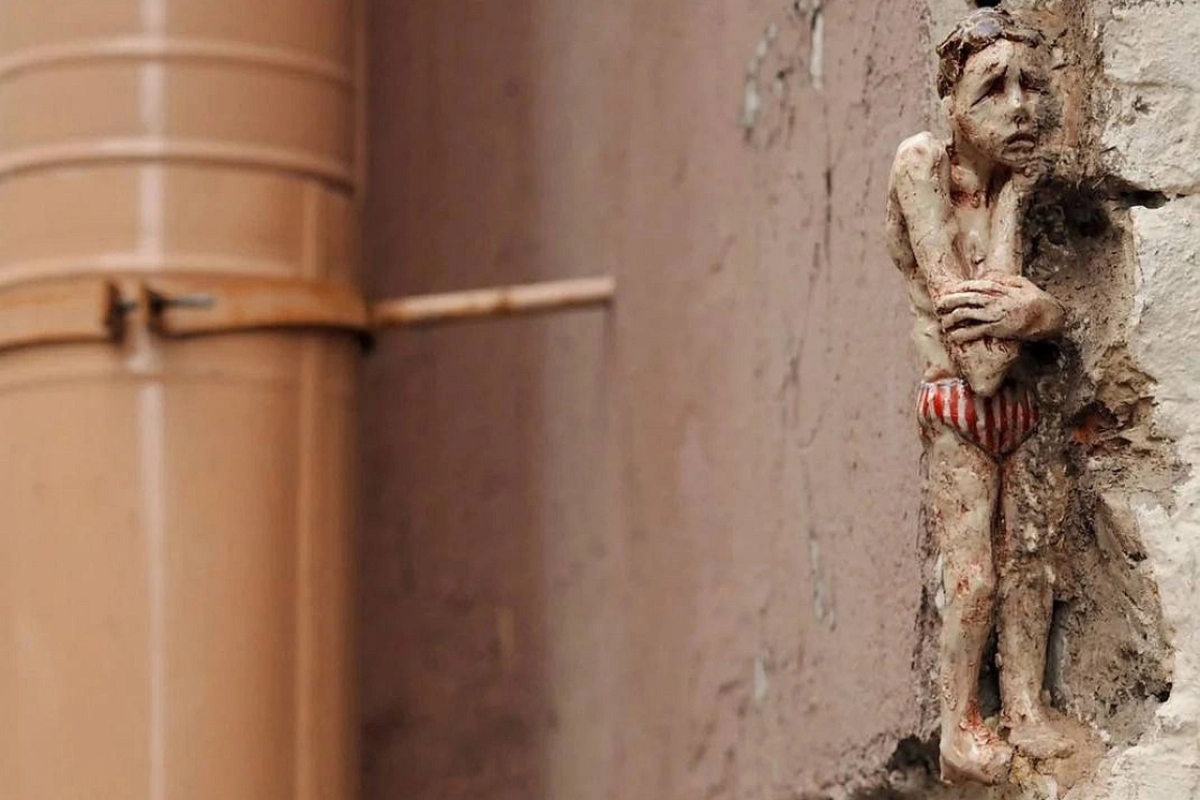 Миниатюрные скульптуры оживляют дыры на фасадах Санкт-Петербурга