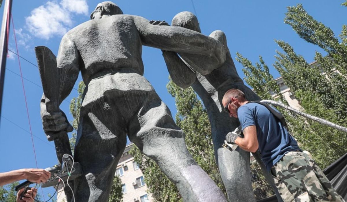 В Волгограде памятники очищают лазером 