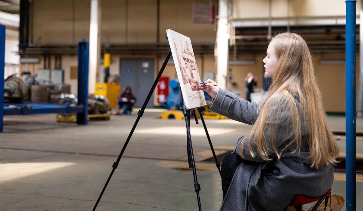 Художники проекта &quot;Искусство в метро&quot; впервые создавали работы в трамвайном депо