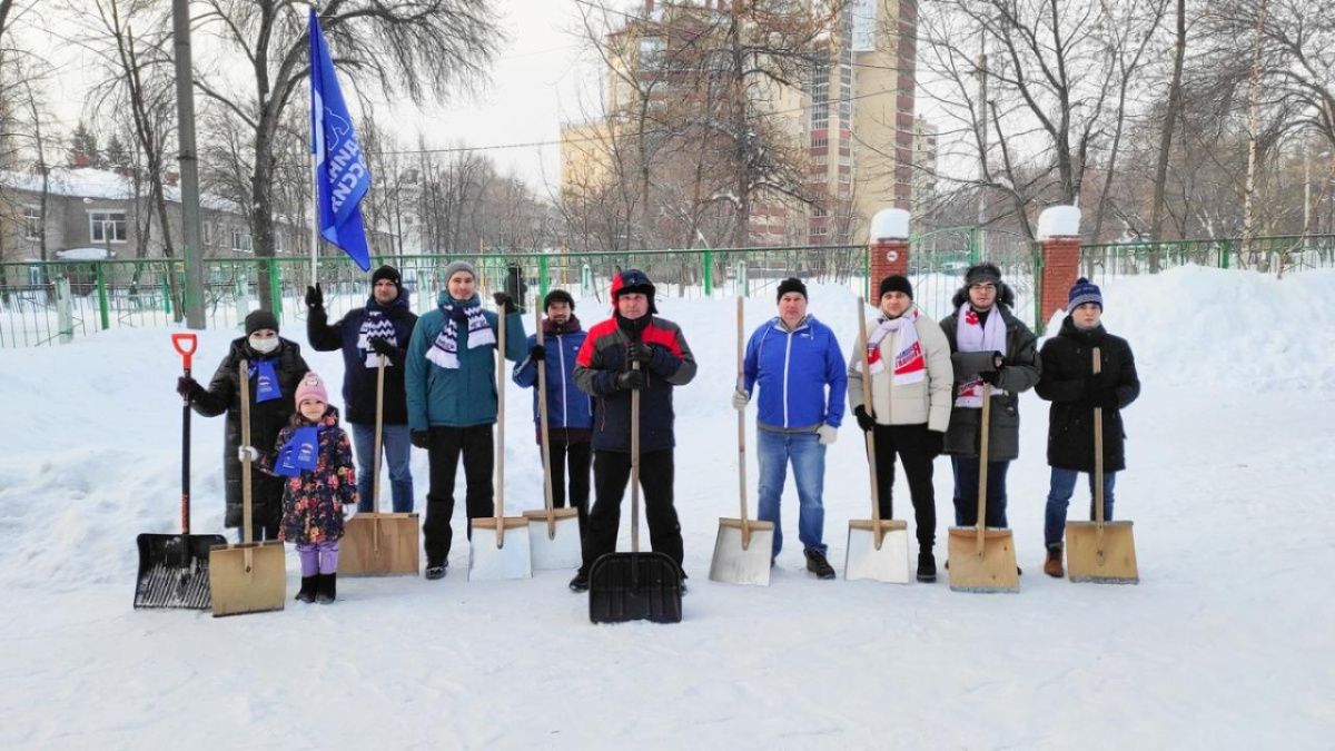 Молодогвардейцы Башкирии принимают активное участие в уборке снега