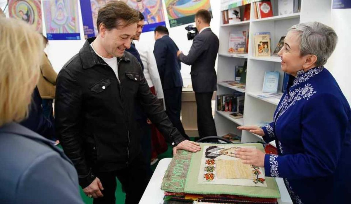 Сергея Безрукова поразили оригинальные войлочные книги на выставке в Уфе