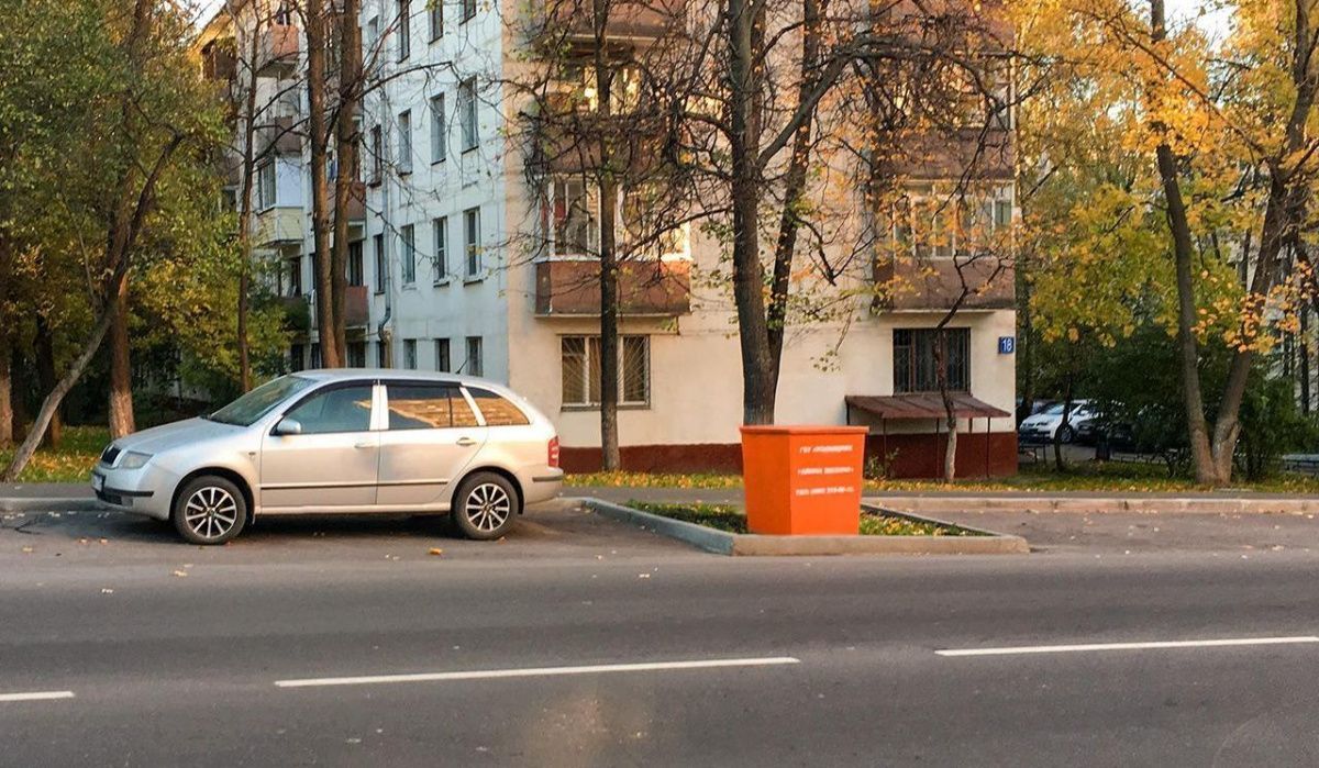 В Москве на улицах появились контейнеры с противогололедным материалом