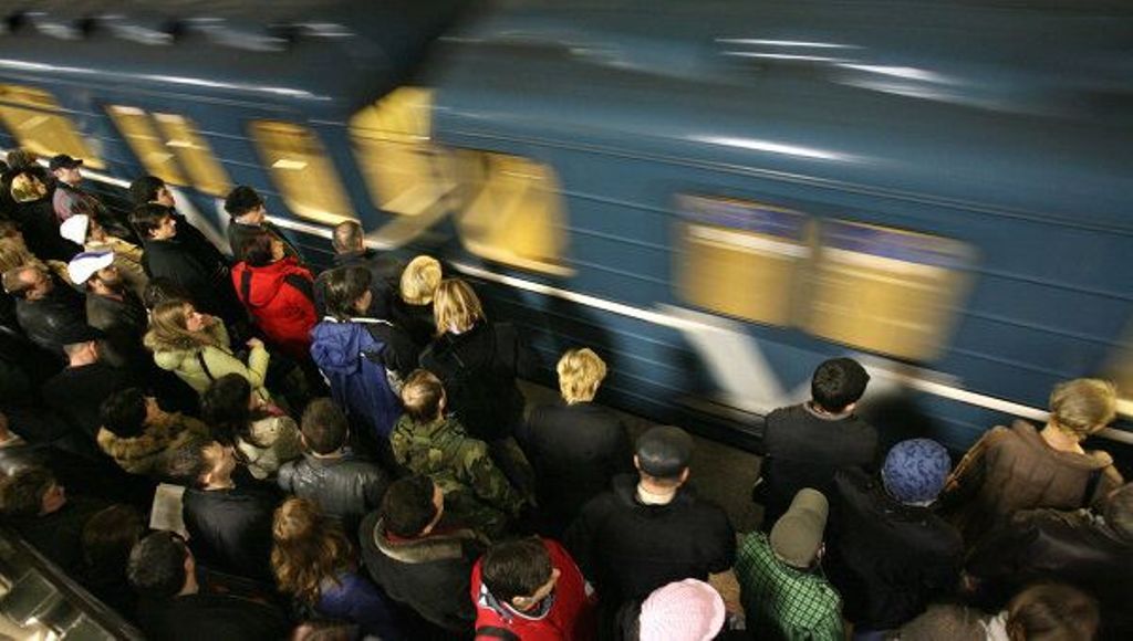 Не коллапс, а норма? В пресс-службе метрополитена не увидели проблемы в толкучке на входе в метро «Проспект Ветеранов»