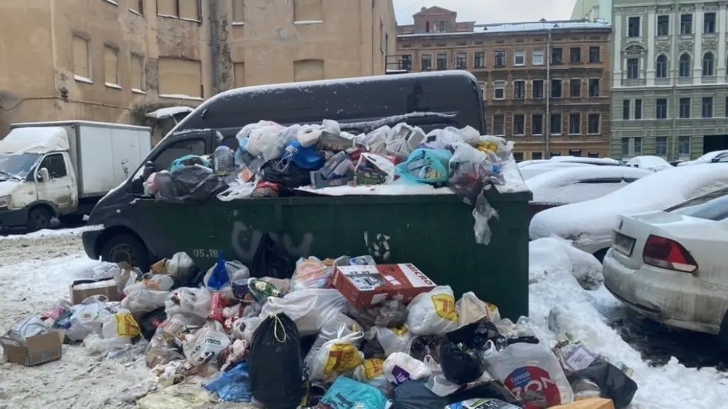 Смольный попытался оправдаться перед петербуржцами за горы мусора