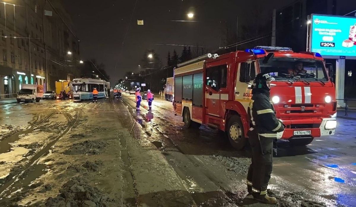 Провал асфальта на проспекте Энгельса парализовал движение в Петербурге