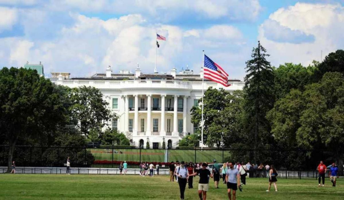 Вокруг Белого Дома появился защитный периметр