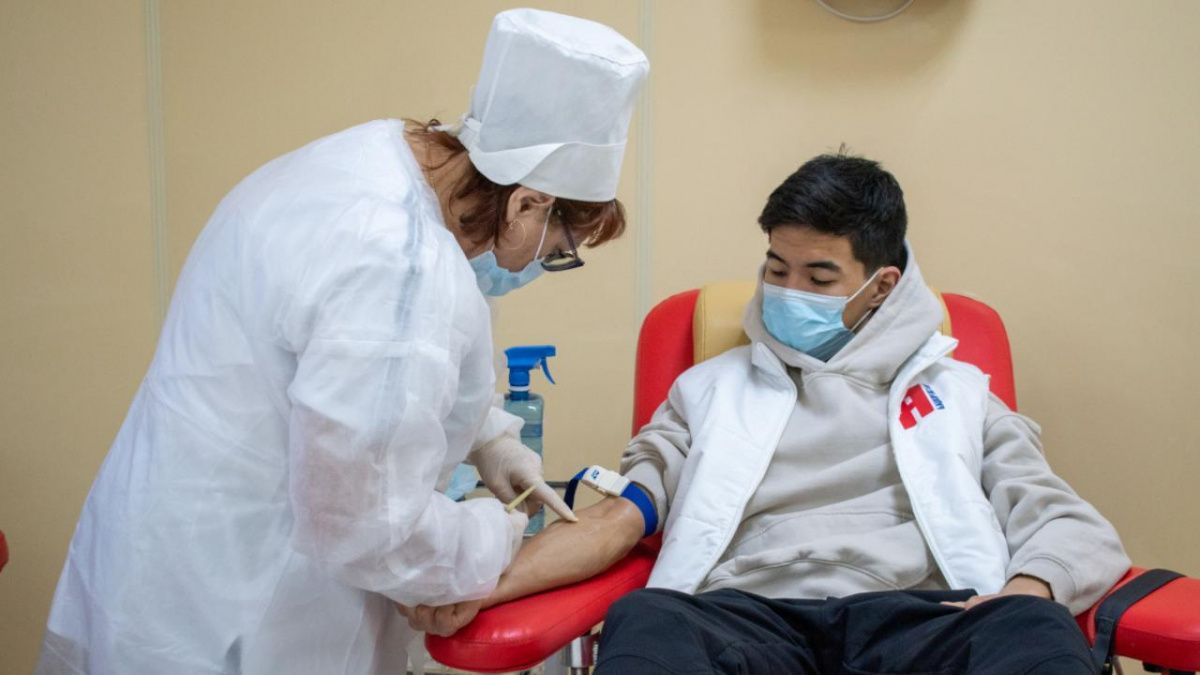 Активисты «Молодой Гвардии» провели благотворительную акцию по забору крови в период новогодних каникул