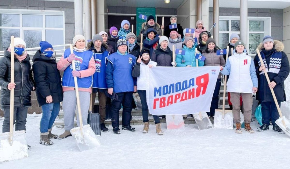 В Уфе молодогвардейцы приняли участие в акции «Уберём снег вместе!»