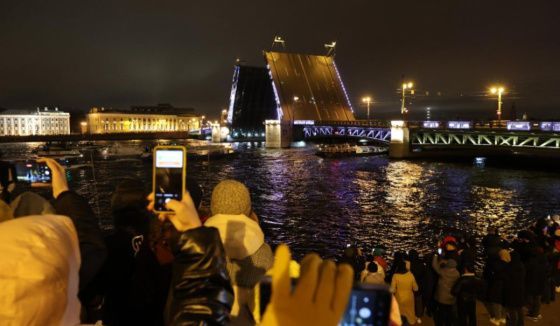 В Петербурге прошёл старт сезона «Поющих мостов»