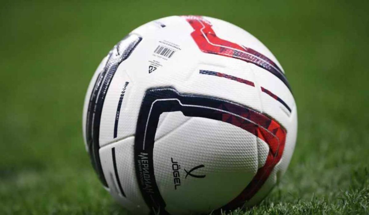 Футболист сломал шею о рекламный щит в Китае