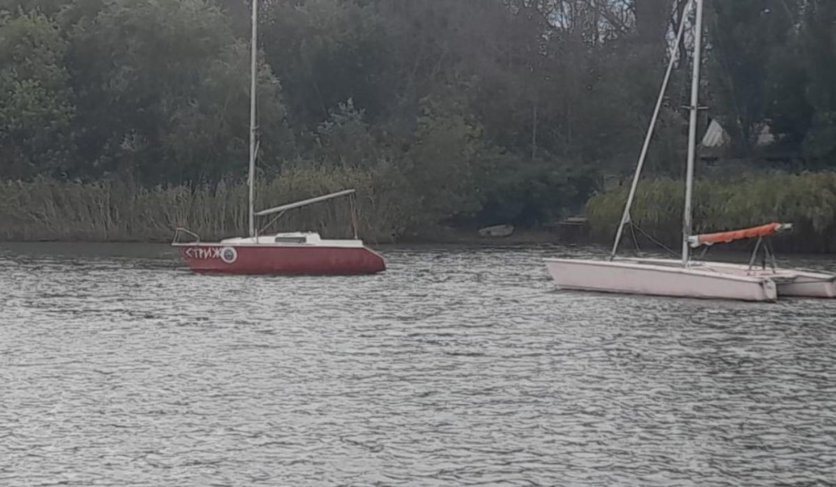 В Ростовской области спасатели помогли выбраться из водного плена двум яхтсменам 