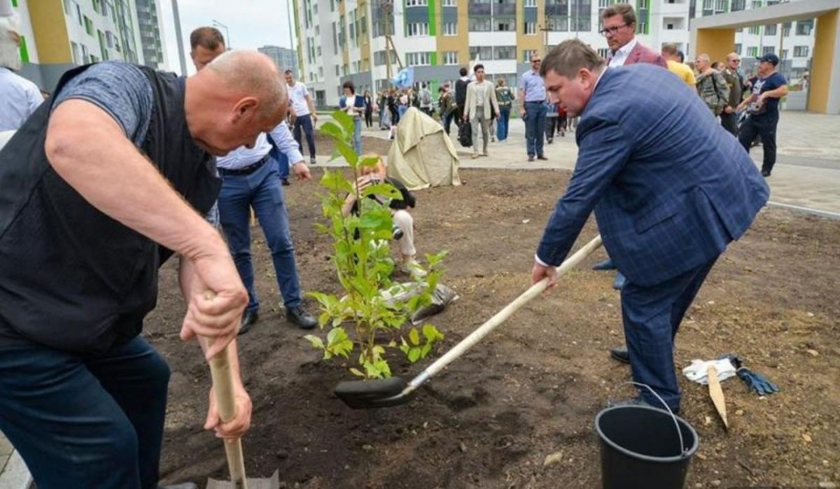 В Екатеринбурге появилась аллея медиков 