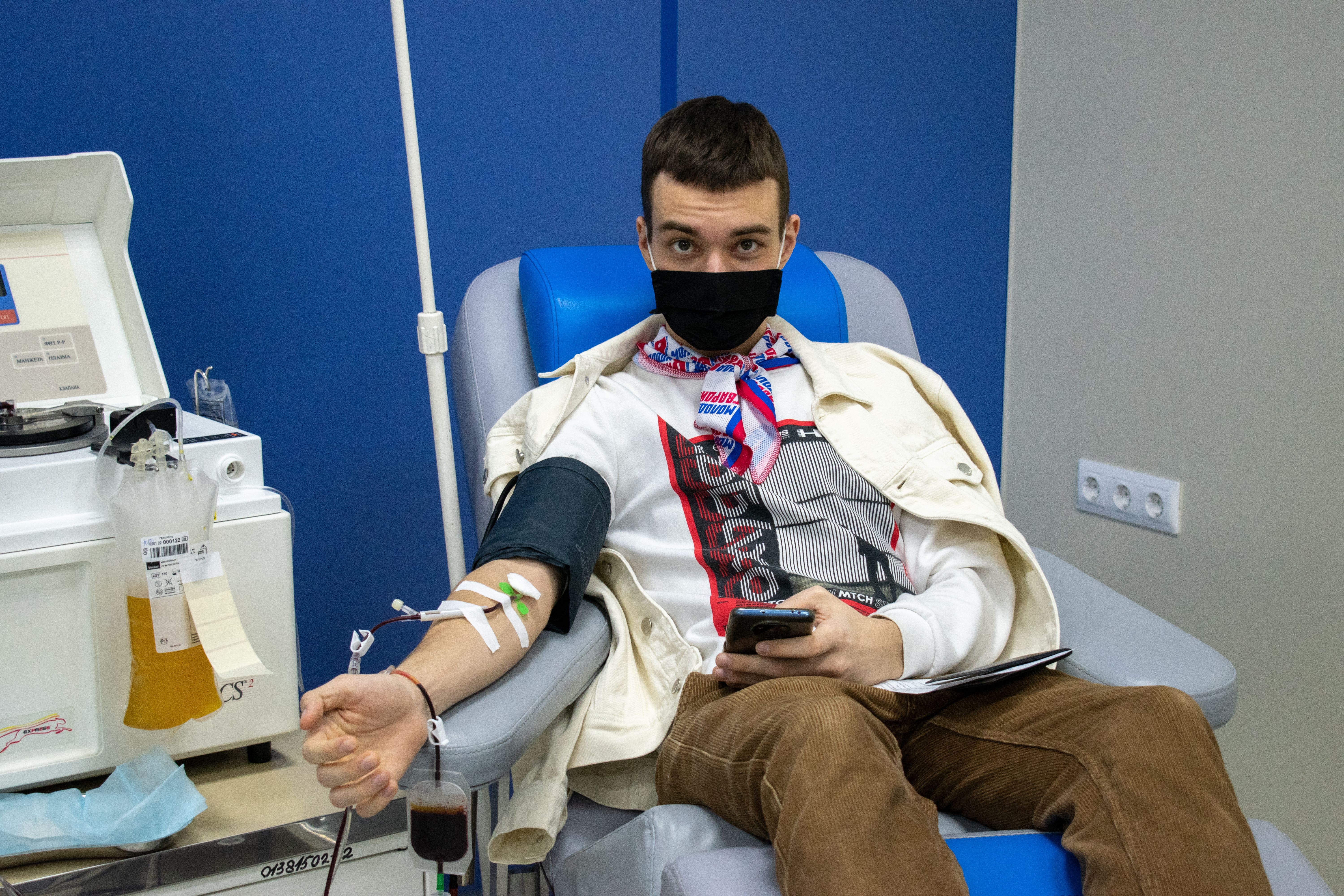 Активисты «Молодой Гвардии» провели благотворительную акцию по забору крови в период новогодних каникул