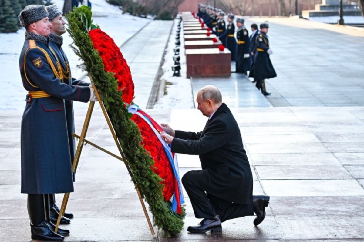 Путин возложил венок к Могиле Неизвестного Солдата в День защитника Отечества