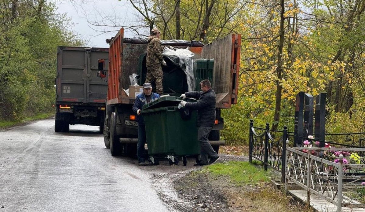Губернатор Ростовской области возмущён свалкой у аллеи Героев на кладбище Азова