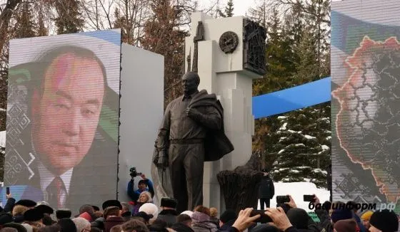 В Уфе открыли памятник первому президенту Башкирии