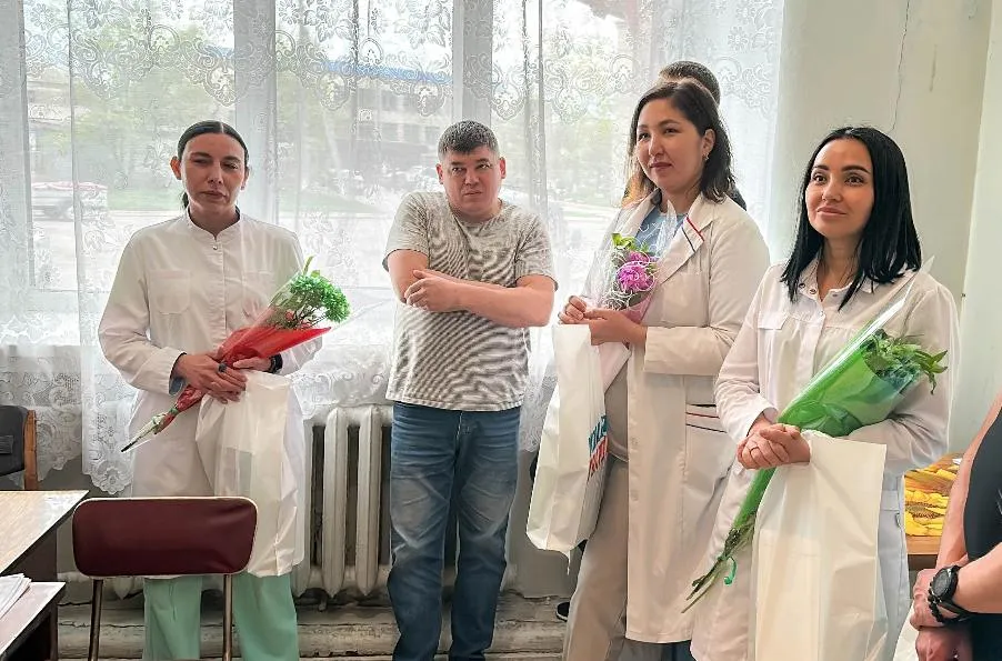 Молодогвардейцы Республики Башкортостан поздравили докторов в ЛНР